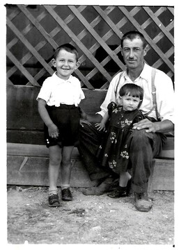 Oče Albert Karuza s sinom Albertom in hčerko Emo tik pred drugo vojno